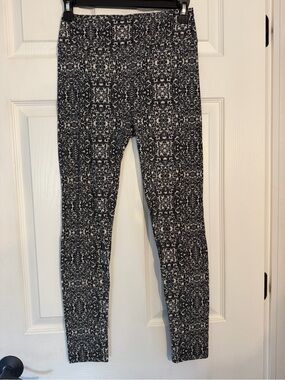 LuLaRoe Black and White Scroll Print Leggings One Size